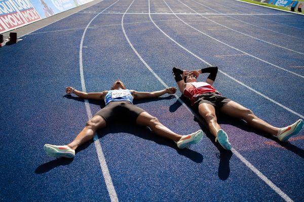 Jordan Gordon (OTB Osnabrueck) liegt nach dem 400m Finale auf der Bahn neben Lennart Roos (LG Rhein-Wied) und gewinnt Silber ueber 400m Huerden waehrend der deutschen Leichtathletik-Meisterschaften im Olympiastadion am 26.06.2022 in Berlin